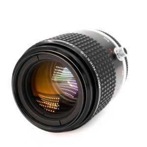 Ein schönes Exemplar das Nikon Micro-Nikkor 105 mm/2.8 AIS (FL51) Makroobjektiv präsentiert von clean-cameras