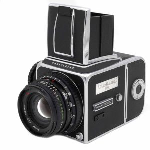 Diese Hasselblad 500 C/M mit Seriennummer UP 151050 aus dem Jahre 1973 ist in einem sehr guten Zustand. Zum 25. Jubiläum der Firma Hasselblad (1949 - 1974) wurden 1500 Exemplare der Hasselblad 500 C/M Kameras mit einer nummerierten Plakette angeboten. Auf der Plakette aus Silber ist die Unterschrift von Viktor Hasselblad und die Nummer 1498 eingraviert. Diese Kamera ist also die drittletzte von insgesamt 1500 Kameras.