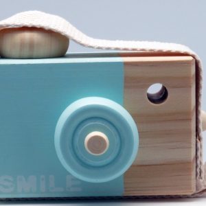 Für kleine Profis: Holzkamera Smile hellblau! | Clean-Cameras.ch