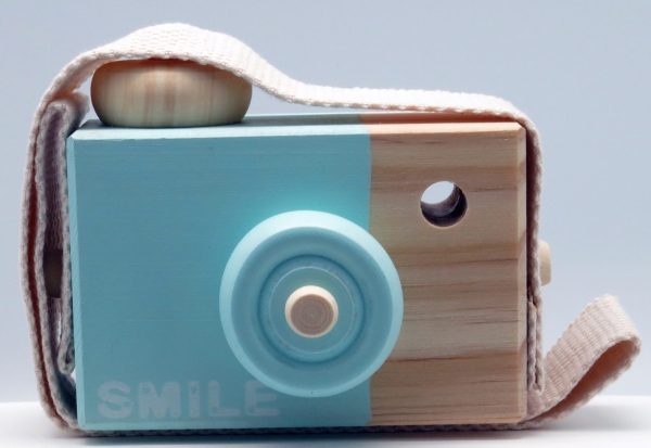 Für kleine Profis: Holzkamera Smile hellblau! | Clean-Cameras.ch