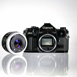 Canon A-1 mit Canon FD 50mm / 1.8 s.c. + Zubehör | Clean-Cameras.ch