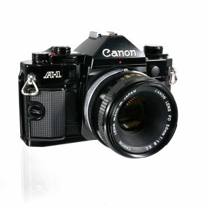 Canon A-1 mit Canon FD 50mm / 1.8 + Zubehör | Clean-Cameras.ch
