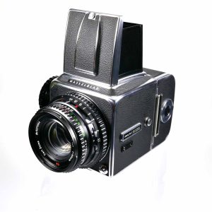 Hasselblad 500 C/M mit Carl Zeiss T* Planar 80 mm 2.8 + A12 | Clean-Cameras.ch