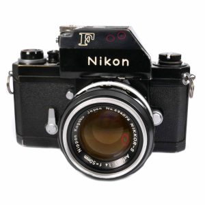 Nikon F Photomic T black paint mit Nikkor-S Auto 1.4/50 mm | Clean-Cameras.ch