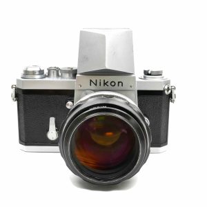 Nikon F + Nikon F Sportsucher + Nikon 85 mm | Clean-Cameras.ch