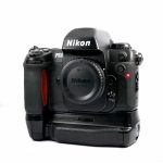 Nikon F100 mit Nikon MB-15 | Clean-Cameras.ch