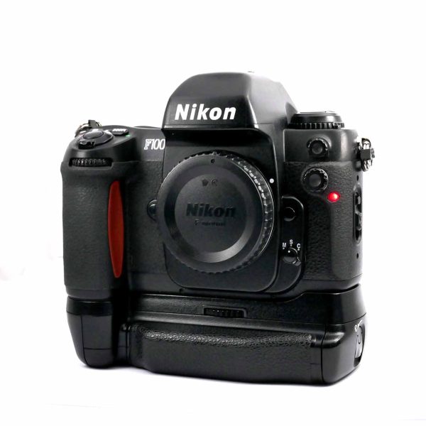 Nikon F100 mit Nikon MB-15 | Clean-Cameras.ch