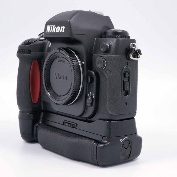 Keine klebrige Rückwand: Nikon F100 + MB-15 | Clean-Cameras.ch