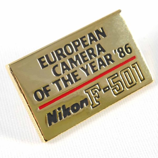 Nikon F-501 "EUROPEAN CAMERA OF THE YEAR" Pin | Clean-Cameras.ch