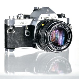 Pentax MX mit smc Pentax-M 1.4/50 mm + Zubehör | Clean-Cameras.ch