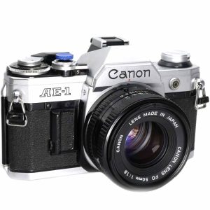 Canon AE-1 + Canon 50 mm /1.8 mit viel Zubehör