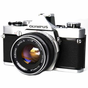 Olympus OM-1 chrome + 50mm/1.8 (silver nose) + viel Zubehör