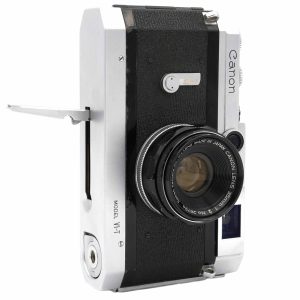 Diese gebrauchte Canon VⅠ-T mit dem Canon 35mm 2 wurde revidiert. Man spricht beim Canon 35 mm auch oftmals vom Japanese Summicron. clean-cameras bietet vintage analog Kameras an. Markus Säuberli hat 50 Jahre Berufserfahrung. Wir haben ein grosses Netzwerk an Technikern welche die mechanischen Kameras warten und fit für die nächsten 50 Jahre machen