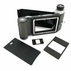 Dieses Rollfilmmagazin passt zu allen Mamiya Press Modellen. Es ist eine 4.5x6 cm Maske eingelegt und eine Mamiya 4.5x6  Suchermaske wird mitgeliefert. Diese Suchermaske passt zur 1. Version der Mamiya Press und der Mamiya Press universal. Wenn die Maske im Magazin entfernt wird können 8 Bilder im Format 6x9cm erstellt werden. 