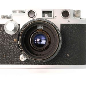 Diese Leica Gegenlichtblende (VALOO / 16620) ist für Elmar Schraubgewindeobjektive. Aussen stellt man die Blende ein