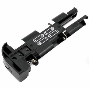 Dieses Batteriefach zur analogen Spiegelreflexkamera Canon T90 ist in einem sehr guten Zustand. Die Kontakte sind ohne Oxydationsspuren. Der Schalter verriegelt das Battereifach einwandfrei.  von clean-cameras