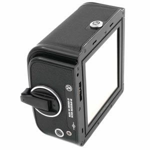 Das Hasselblad A24 Magazin (RC3527995) ist in sehr gutem Zustand! Die Seriennummer des Magazins stimmt mit den drei letzten Zahlen (995) des Innenteils überein.
