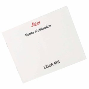 Manuel d'origine du Leica M6 Ce manuel du Leica M6 est rédigé en allemand et compte 43 pages. L'exemplaire proposé est en bon état ; toutes les pages sont présentes et il ne présente ni plis, ni traces d'annotations, ni autres dommages. La couverture ne présente que très peu de traces d'usure. Ses dimensions sont de 12 cm de hauteur et 14,8 cm de largeur. Livraison gratuite en Suisse de clean-cameras