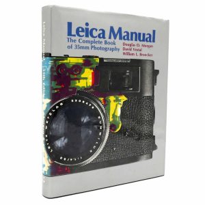Leica Manual: The Complete Book of 35 mm Photography von Douglas O. Morgan Dieses Buch in englischer Sprache gilt als eines der wichtigsten Standardwerke zur analogen Kleinbildfotografie. Das angebotene Exemplar ist in gutem Zustand. Der Einband hat nur wenig Gebrauchsspuren. Die Seiten sind komplett und ohne Risse oder Notizen. Ein Einlageblatt mit Korrekturen liegt bei. Kostenloser Versand innerhalb der Schweiz. angeboten von clean-cameras