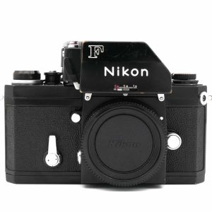 Diese Nikon F black mit dem Photomic FTN (No.6824421) Belichtungsmesseraufsatz wurde im Juli 2026 revidiert und ist in einem guten Zustand. Diese Nikon F wurde 1967 hergestellt. Es hat ein paar Gebrauchsspuren auf dem hochglanz lackierten Gehäuse. Die Belederung ist und die Verschlussvorhänge sind einwandfrei.