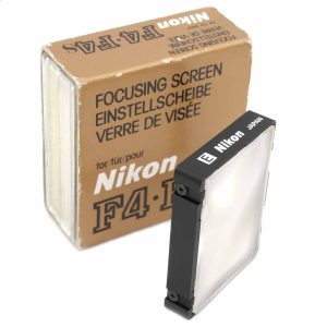 Diese Nikon E Mattscheibe ist mit der Nikon F4, Nikon F4S und Nikon F4E kompatibel. Die Mattscheibe mit eingravierter Gittereinteilung ist in Neuzustand. Es hat keine Reinigungsspuren oder Kratzer auf den Linsen. Der Mattscheibenrahmen ist ohne Abrieb. Die Mattscheibe lässt sich einfach austauschen. von clean-cameras