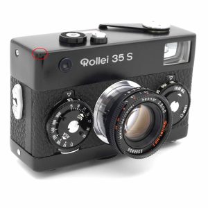 Rollei 35 S black paint Diese Rollei 35S in der schwarzen hochglanz Ausführung wurde im Juli 2026 revdiert. Die Kamera ist in einem sehr guten Zustand. Sie erhalten viel Zubehör dazu, darunter auch das seltene Lederetui. Es hat ein paar Gebrauchsspuren auf der Deckkappe und dem Objektivtubus