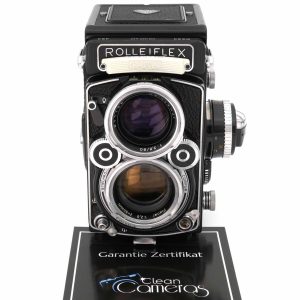 Die Rolleiflex 2.8 F wurde von 1960 bis 1985 (inklusive 2.8F Aurum und 2.8F Platin) hergestellt. Bei dieser Rolleiflex 2.8 F (No.2461659) handelt es sich um die Version mit dem Carl Zeiss Planar 2.8/ 80 mm Objektiv.