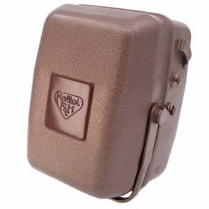 Dieser Rolleiflex Bereitschaftsbehälter aus Metall passt zur Rolleiflex T, 3,5 und 2,8 und allen Rollei-Rolleicord Modellen, die an der Kante der Stativaufnahme mit einer Nut versehen sind. (Rille für Rolleifix). Das Rolleiflex Tropical Metal Case ist ein geschlossener Behälter aus Leichtmetall, luftdicht und wasserdicht, zum Schutz gegen Witterungseinflüsse. Geeignet fürs Hochgebirge, Tropen, Wassersport und Expeditionen. Ausgerüstet mit einem ausschwenkbaren Kamerahalter mit Klemmbefestigung nach dem Rolleifix-Prinzip. von clean-cameras