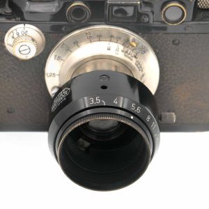 Leica Gegenlichtblende (VALOO / 16620) Wenn Sie auf ein Elmar Schraubgewindeobjektiv ein A36 Steckfilter montieren können Sie die den Blendenverstellung nicht mehr bedienen. Diese Gegenlichblende löst das Problem. Geliefert von clean-cameras