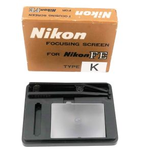 Die Nikon Einstellscheibe K ist in Neuzustand und ohne Gebrauchsspuren. Sie wird in der Nikon Originalverpackung geliefert. Die Bezeichung „K“ auf der Verpackung wurde durch uns ergänzt. Ursprünglich handelte es sich um die Originalverpackung einer E Mattscheibe von clean-cameras