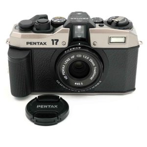Pentax 17 Diese moderne Halbformat-Filmkamera wurde beim der Schweizer Pentax Vertretung als Demomodell verwendet. Die Kamera hat nur wenige, auf den Fotos rot markierte, Gebrauchsspuren. Sonst ist diese Pentax 17 in Neuzustand. Die Kamera ist originalverpackt und hat 24 Monate Garantie!