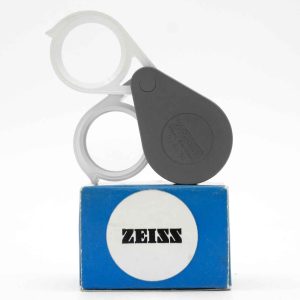 ZEISS Aplanatisch-achromatische Einschlaglupe D36 Diese kleine, schmale und handliche ZEISS Aplanatisch-achromatische Einschlaglupe D36 ist auch unter der Bezeichnung D24+12 AR bekannt. Die Lupe ist neu und originalverpackt. von clean-cameras