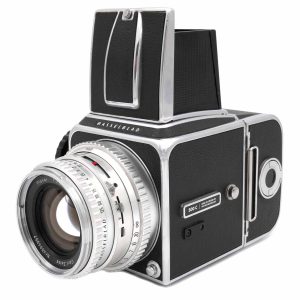 -Diese Hasselblad 500C (TE 94288) wurde im Juli 2026 revidiert. Die Kamera ist in gutem Zustand. Das Gehäuse hat nur wenig Gebrauchsspuren. Auf der Stativplatte gibt es ein wenig Abrieb. Der Schachtsucher öffnet einwandfrei. Die Lupe klappt schnell aus und schützt die Mattscheibe vor Streulicht. von clean-cameras