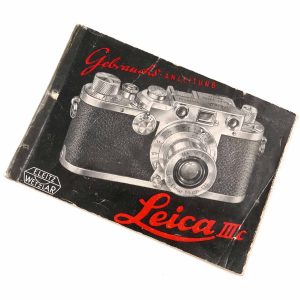 Leica IIIc Gebrauchs-Anleitung Diese Gebrauchs-Anleitung für die Leica Schraubgewindekamera IIIc hat einige Gebrauchsspuren. Der Bund wurde wurde mit transparentem Klebstreifen verstärkt. Die beiden Metallhacken sind noch vorhanden, die Seiten fallen nicht heraus. Auf der Rückseite fehlt eine Ecke. Sonst sind alle Seiten komplett und ohne Beschädigungen und Notizen. von clean-cameras