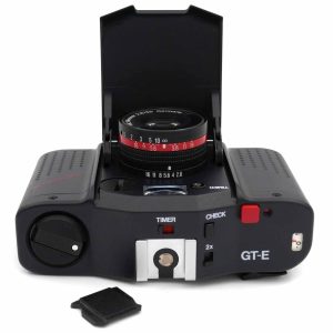 Minox 35 GT-E Minox 35 GT-E (No.5724283) mit FC35 Blitzgerät ist eine kompakte Kleinbild-Sucherkamera für 35-mm-Film im Format 24 x 36 mm. Das Modell wurde ab 1988 in Deutschland hergestellt und gehört zur Minox-35-Reihe mit elektronisch gesteuerter Zeitautomatik, Blendenvorwahl und CdS-Belichtungsmessung. von clean-camera.