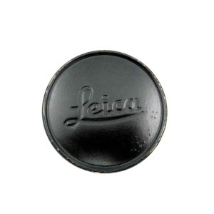 Leica A42 E39 Frontdeckel ORVZO Black Paint Messing – Draufsicht mit erhabenem Leica-Schriftzug