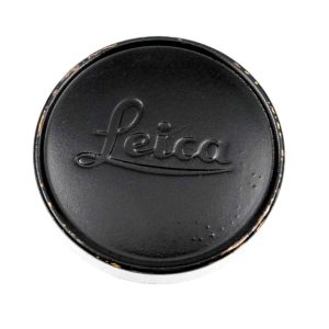 Leica A42 E39 Frontdeckel ORVZO Black Paint Messing – Draufsicht mit erhabenem Leica-Schriftzug