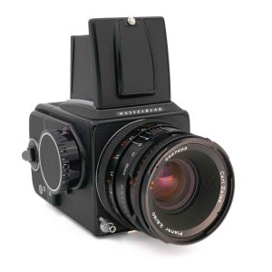 Clean-cameras verkauft ein revidiertes Hasselblad 500 C/M schwarz + Planar CF 80mm f/2.8 + A12 Magazin