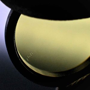 Ein Leitz Leica FIRHE Gelbfilter 1 mit der im Filterglas angebrachten Ernst Leitz Gravur