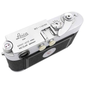 Draufsicht auf eine verchromte, revidierte Leica M2 Messsucherkamera im Top-Zustand